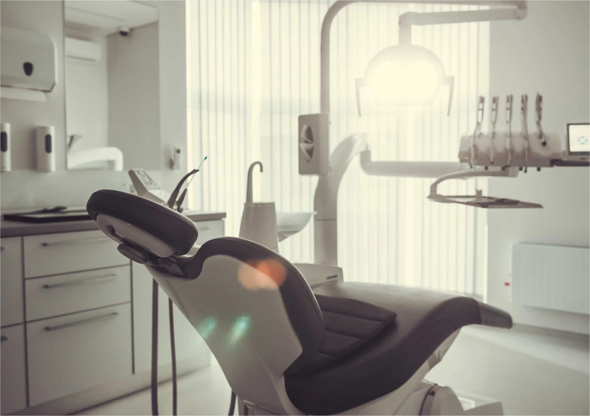 Svijetla stomatološka ordinacija s dentalnim stolcem.